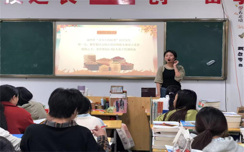 我校學(xué)工處組織各班級(jí)召開(kāi)食品安全主題班會(huì)