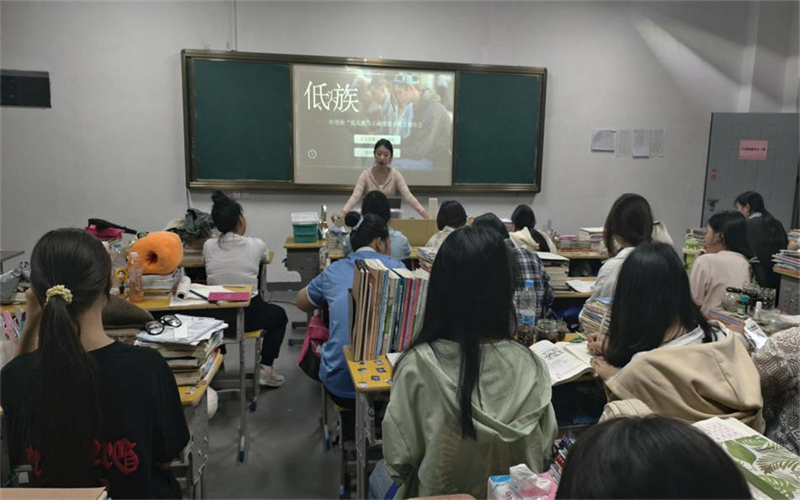 我校各班級(jí)開(kāi)展“拒做低頭族，抬頭贏未來(lái)”主